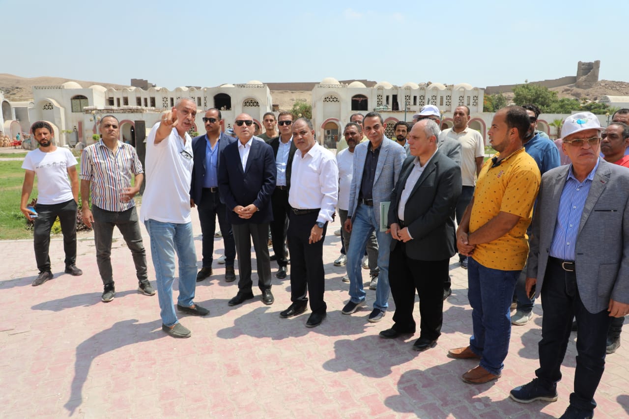 محافظ القاهرة يتفقد أعمال اقامة معرض قرية الفواخير (2)