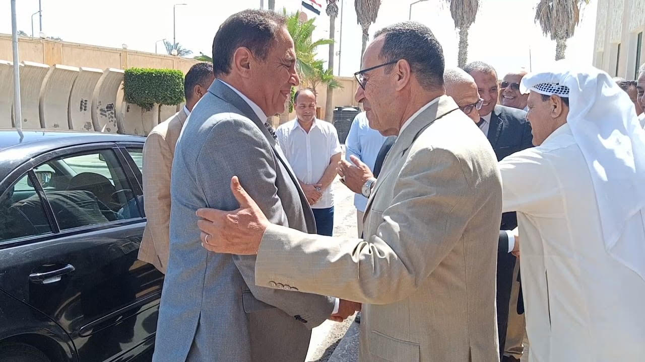 المحافظ السابق خلال استقباله اللواء خالد مجاور (3)