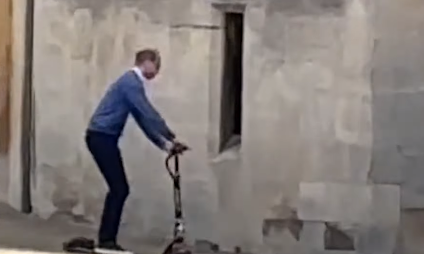 الامير ويليام يتجه إلى قلعة وندسور باستخدام دراجة كهربائية
