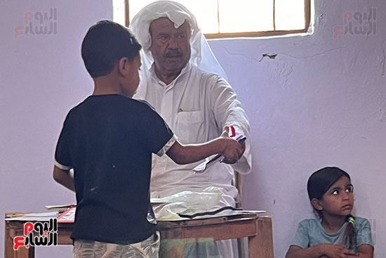 المعلم محمد أبو سويلم مع الأطفال