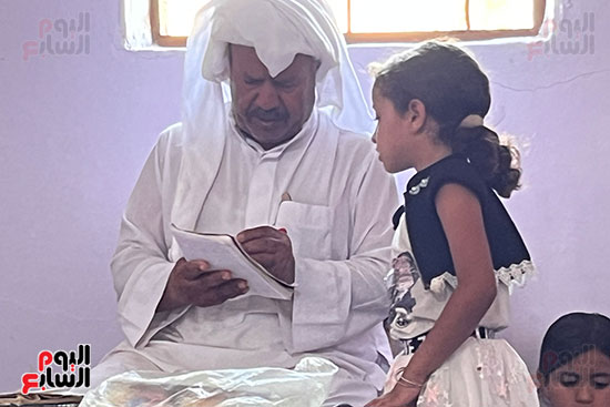 المعلم محمد أبو سويلم يعلم الأطفال