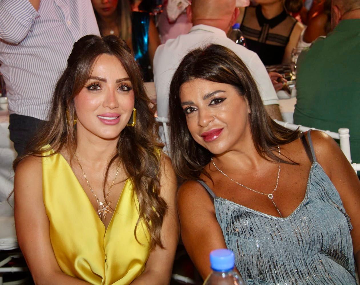 زوجة مروان خوري بفستان من اللون الذهبي