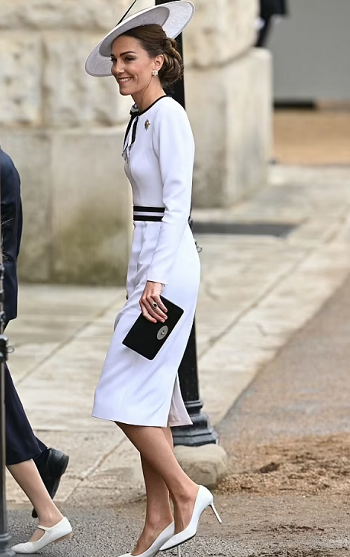 كيت مرتدية فستان أبيض 