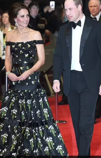 نفس الفستان بأكمام مكشوفة