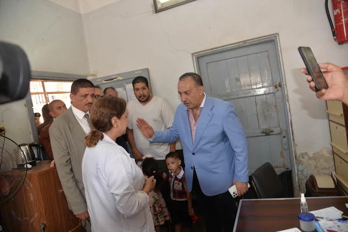 محافظ أسيوط يصطحب الطفل شادى لعيادة الجلدية