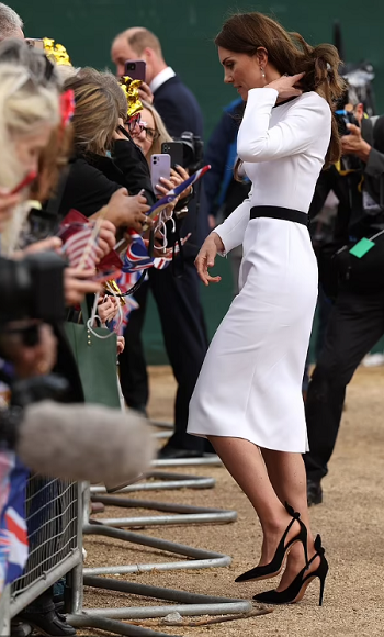 الفستان الأبيض 