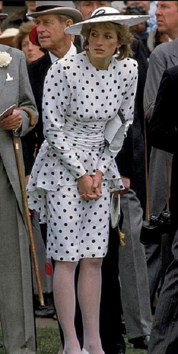 الفستان المنقط مع وسط مكشكش