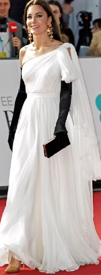 الفستان الأبيض بالوشاح 