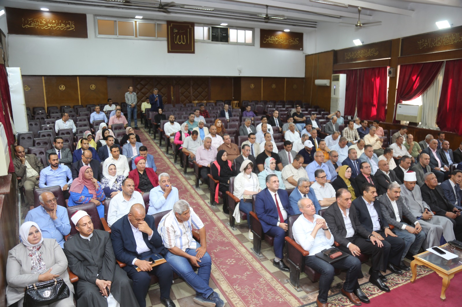 الحضور من رؤساء المدن
