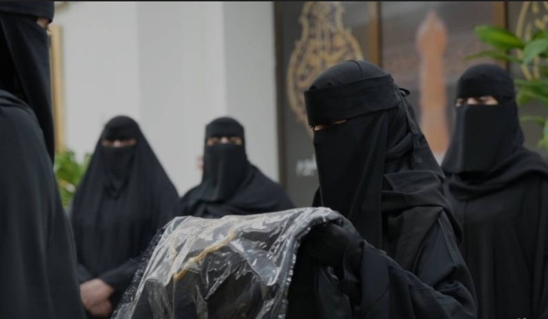 المرأة السعودية تشارك في تغيير كسوة الكعبة