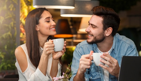 رجل وامرأة يشربون القهوة رجل وامرأة يشربون القهوة
