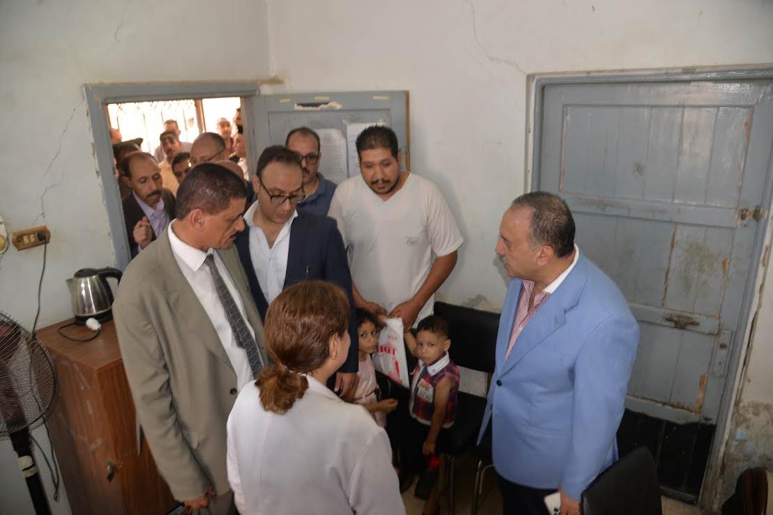 محافظ أسيوط والطفل شادى محافظ أسيوط والطفل شادى