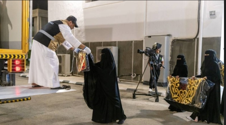 المرأة السعودية تشارك في كسوة الكعبة