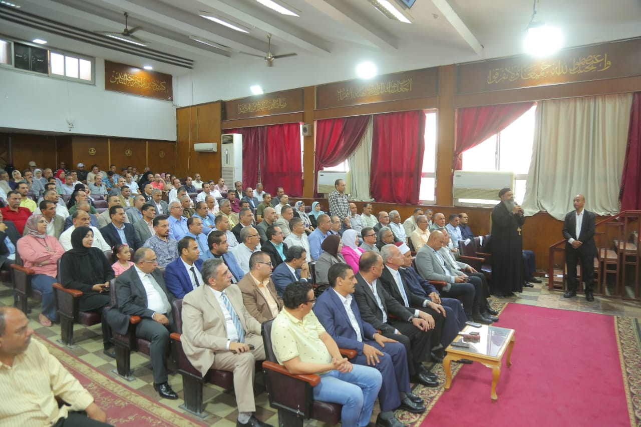 الحضور من القيادات خلال تكريم محافظ كفر الشيخ السابق