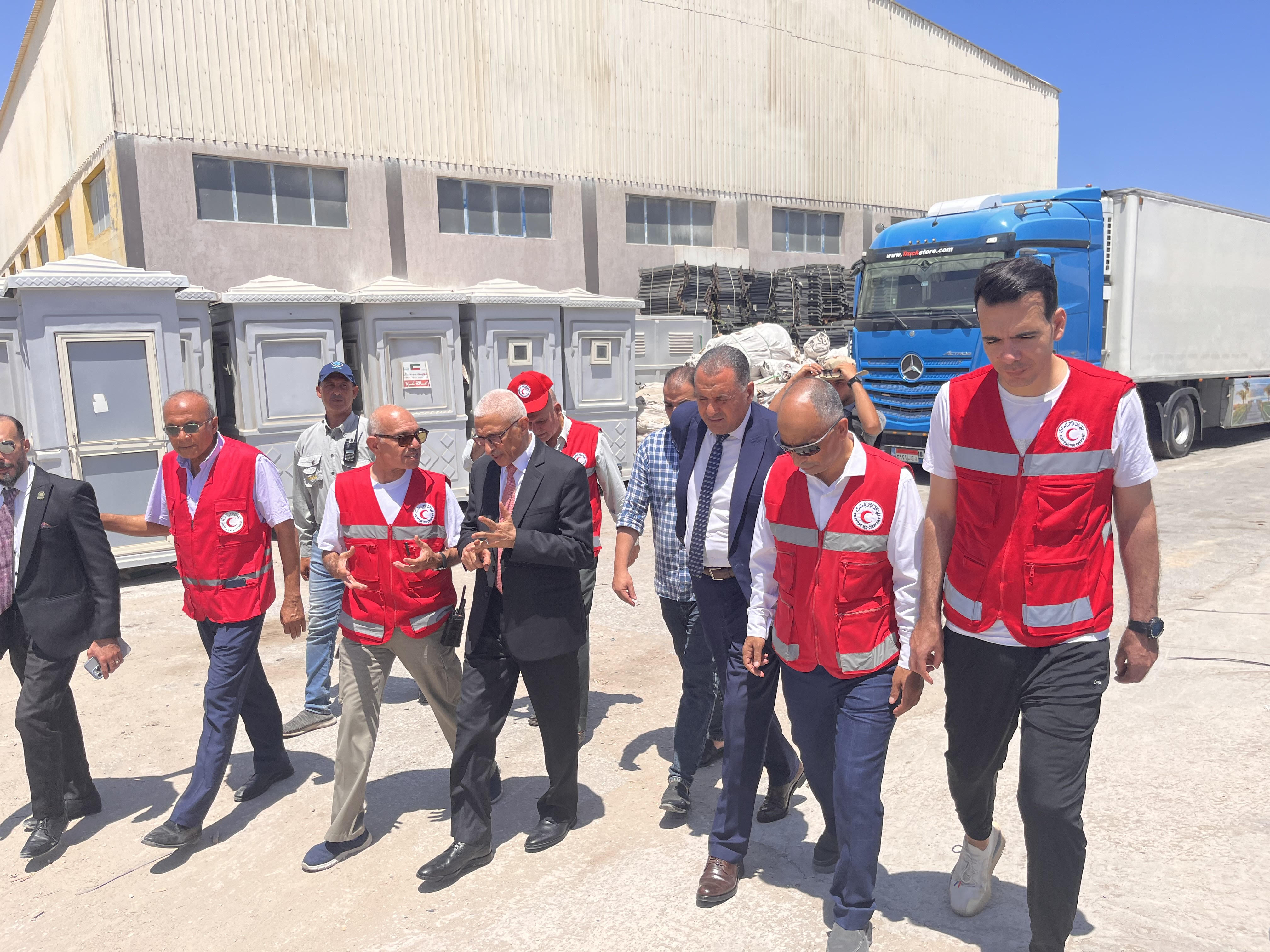 محافظ شمال سيناء يتفقد المخازن اللوجستية لمساعدات غزة في مدينة العريش