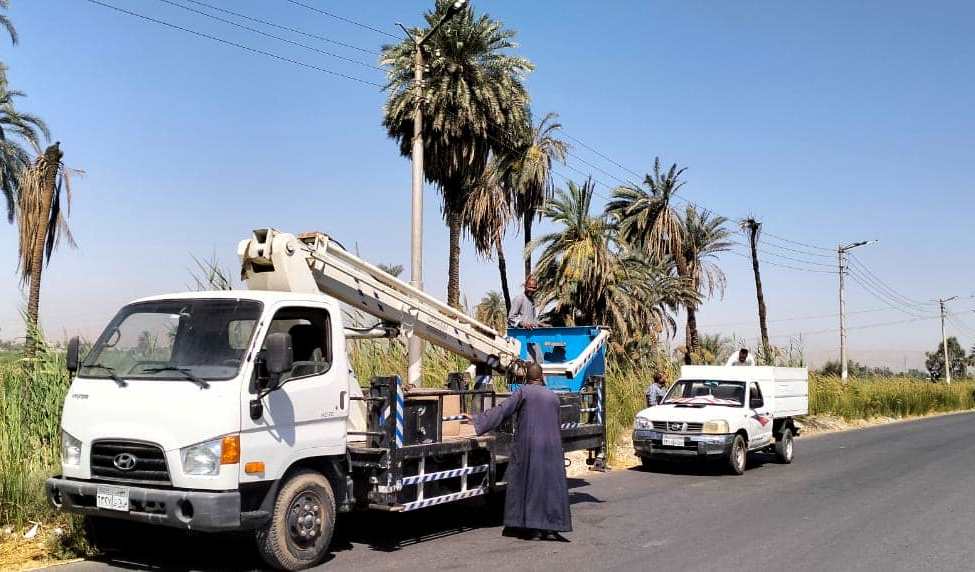 تركيب كشافات ليد على الطريق الغربى السريع جنوب الأقصر