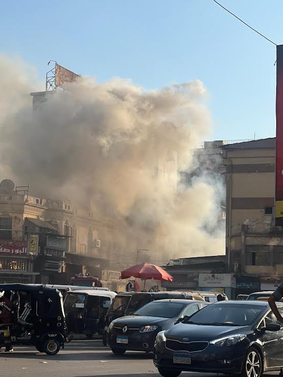 إخماد حريق هائل التهم 3 محلات ملابس بمنطقة البورصة فى طنطا