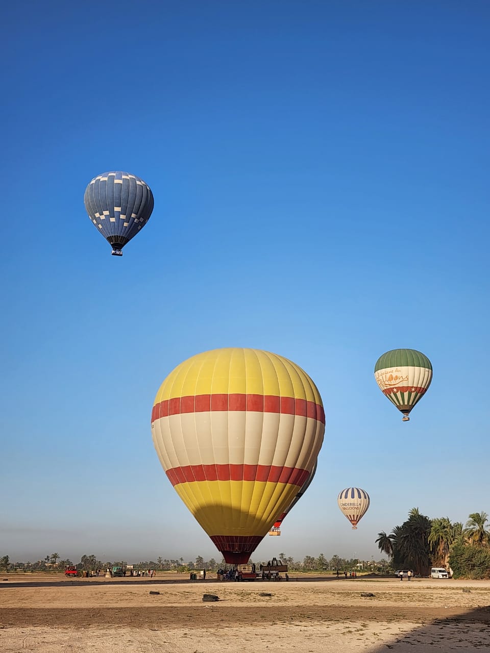 تجهيز البالونات الطائرة قبل التحليق غرب الأقصر