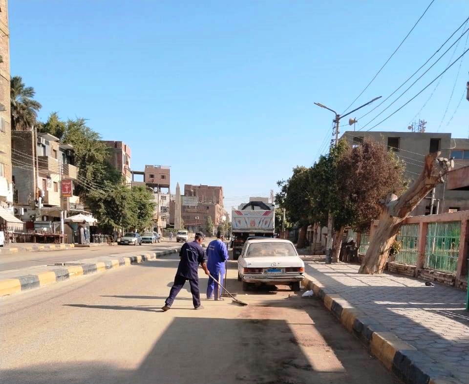 جانب من أعمال النظافة جانب من أعمال النظافة