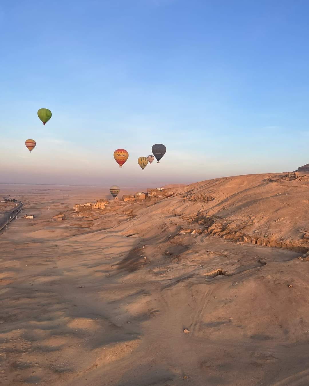 تحليق البالونات الطائرة فى سماء غرب الأقصر