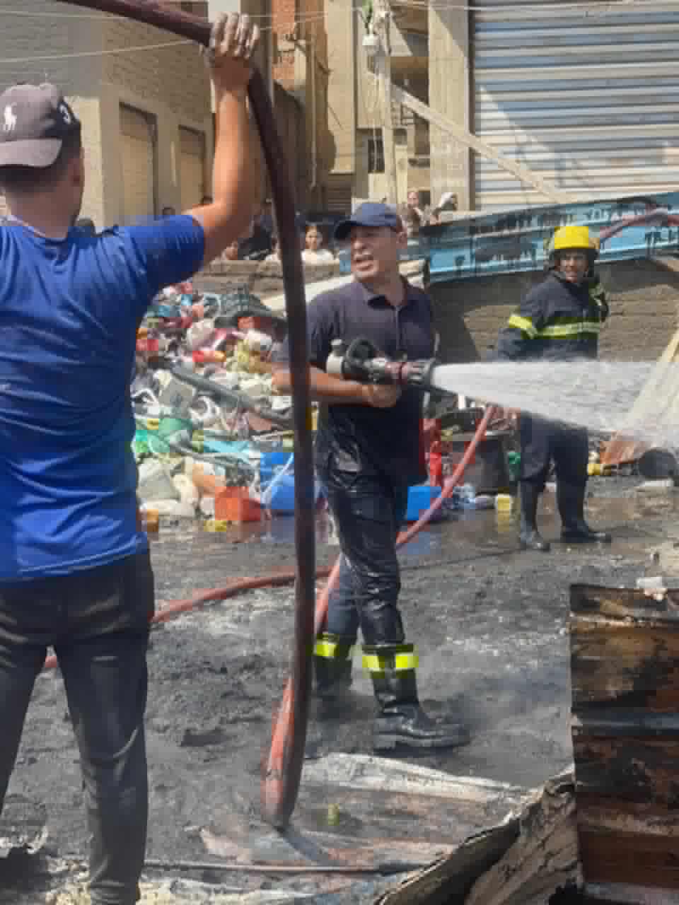 اخماد الحريق بمجمع الخردة بالقنطرة