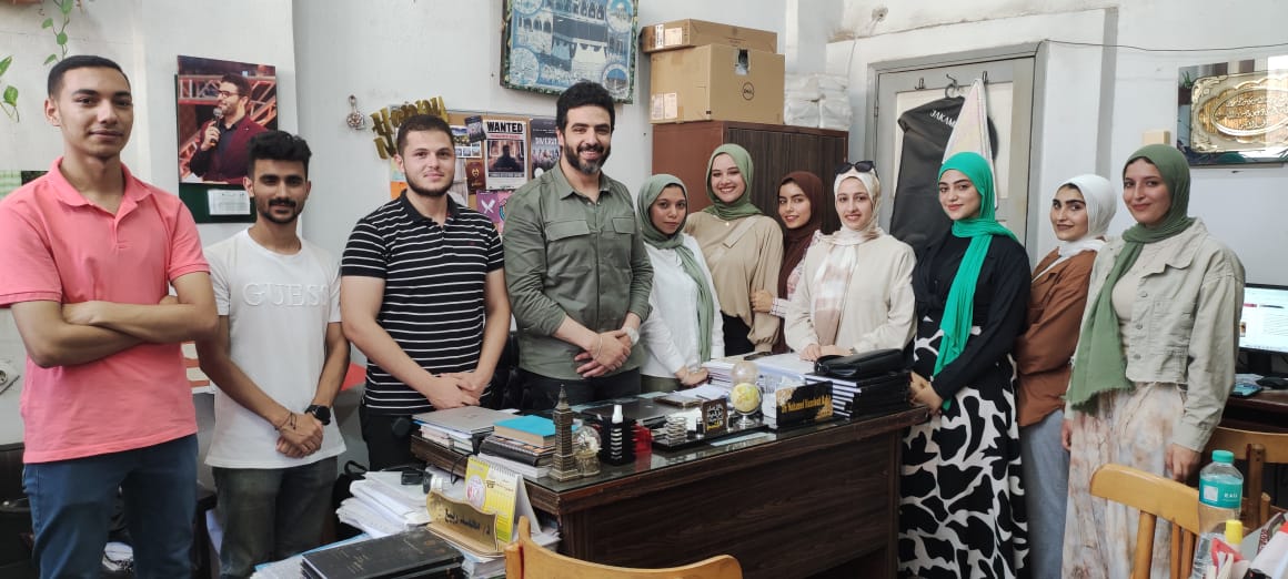 جزء من اجتماع الفريق مع مشرفه لمناقشة تفاصيل المشروع جزء من اجتماع الفريق مع مشرفه لمناقشة تفاصيل المشروع