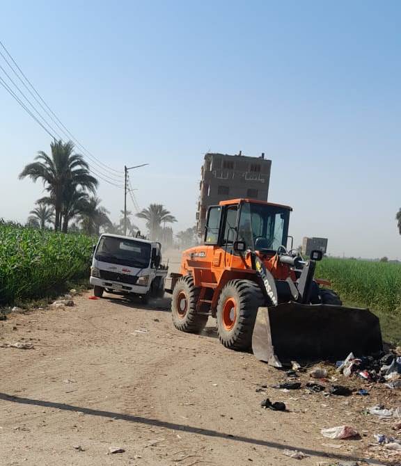 جانب من رفع 30 طن من التراكمات الصلبة والمخلفات من الشوارع جانب من رفع 30 طن من التراكمات الصلبة والمخلفات من الشوارع