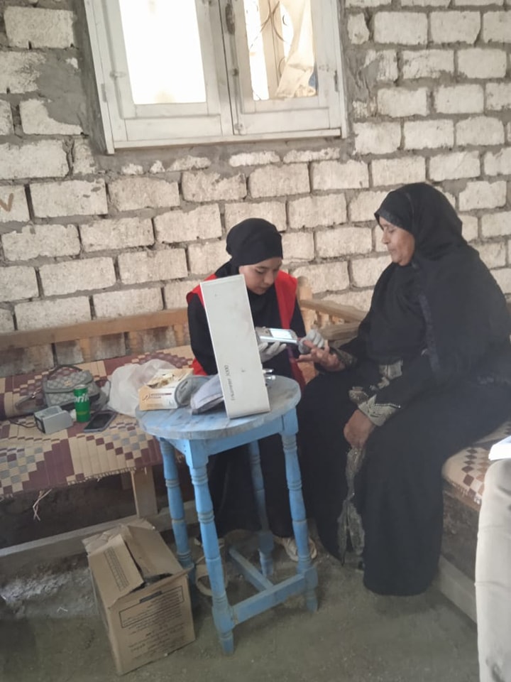 فحص النساء خلال مبادرة 100 يوم من الصحة في القرى فحص النساء خلال مبادرة 100 يوم من الصحة في القرى