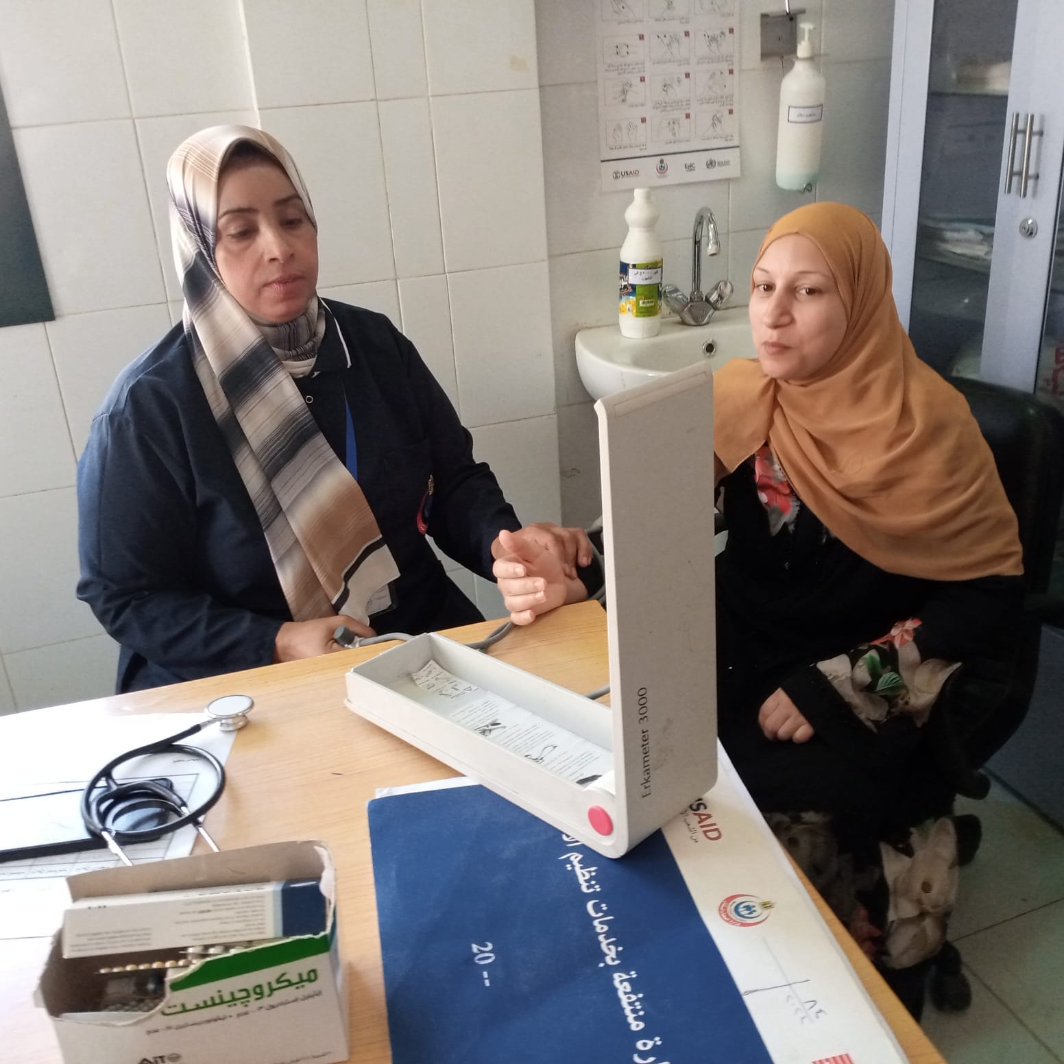 امرأة تخضع للفحص خلال مبادرة 100 يوم من الصحة امرأة تخضع للفحص خلال مبادرة 100 يوم من الصحة