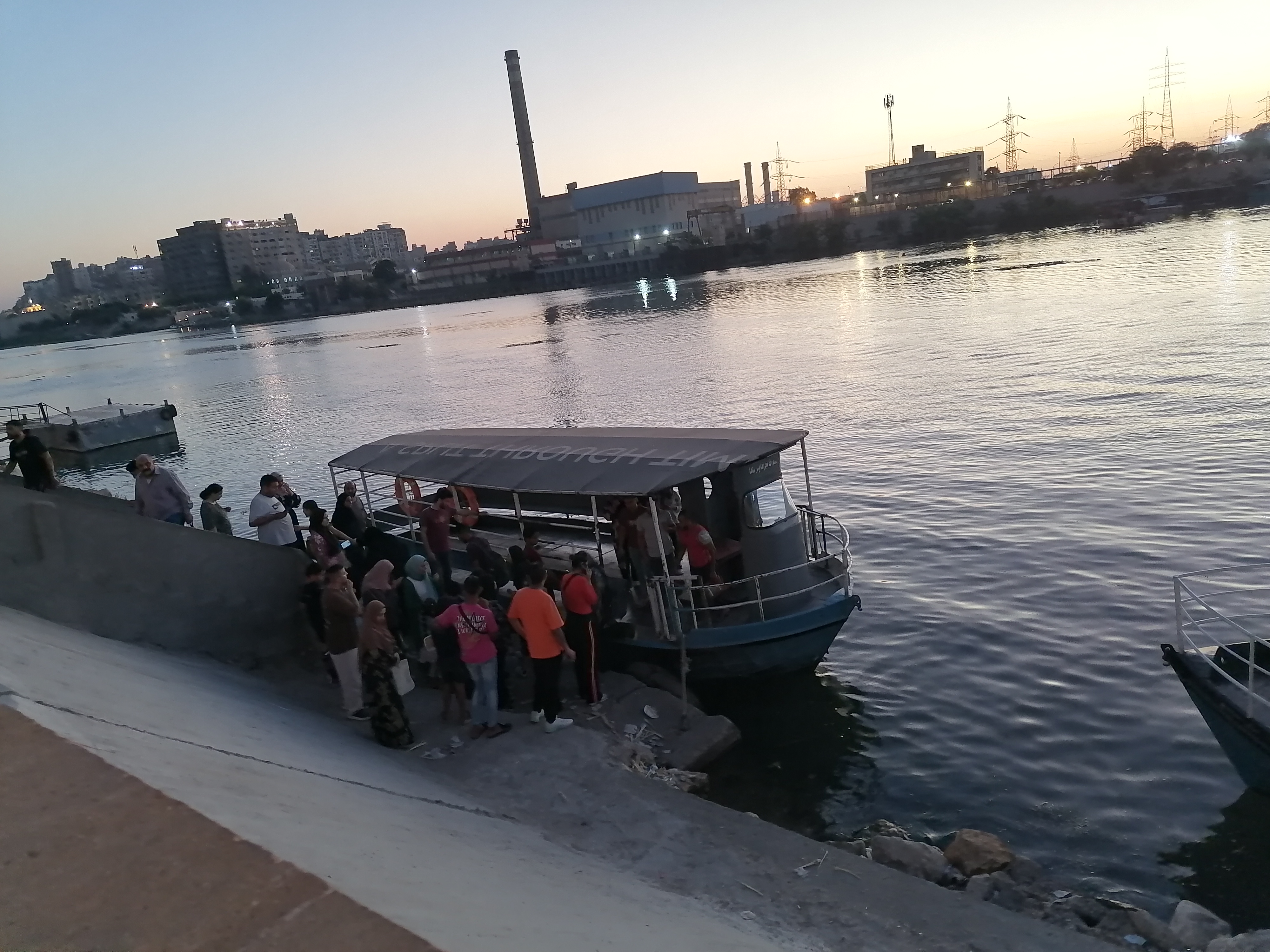 المواطنون يستمتعون بالرحلات النيلية