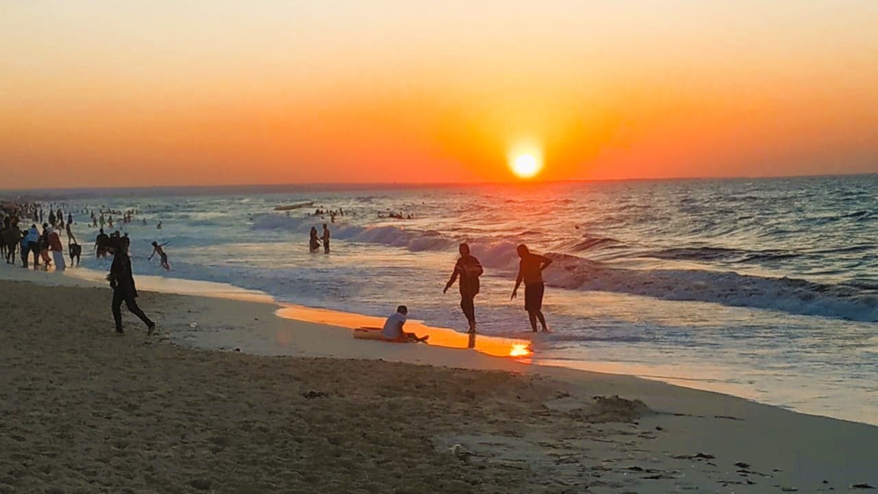 السباحة وقت غروب الشمس شواطئ مطروح