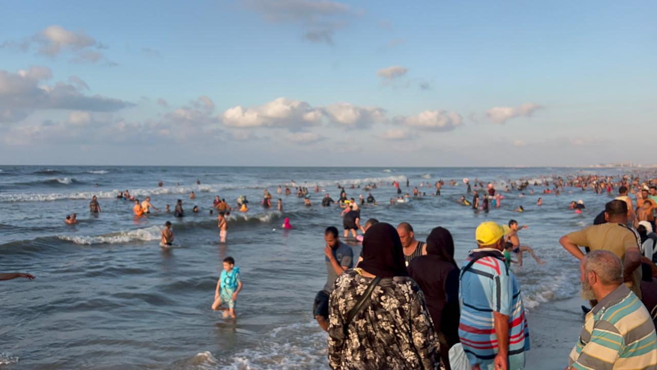 المصطافين داخل المياه