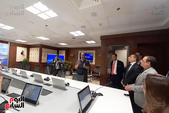 وزيرة التنمية المحلية تستمع لشرح أحد مشرفي مركز السيطرة وغرفة العمليات وإدارة الأزمات بوزارة التنمية المحلية