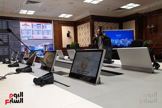إحدى غرف مركز إدارة الأزمات والشبكة الوطنية للطوارئ والسلامة العامة بوزارة التنمية المحلية