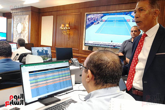 العمل داخل مركز سيطرة الشبكة الوطنية للطوارئ والسلامة العامة بوزارة التنمية المحلية