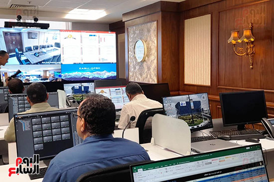 من داخل مركز سيطرة الشبكة الوطنية للطوارئ والسلامة العامة بوزارة التنمية المحلية