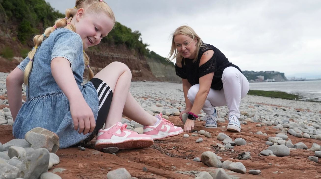 Una bambina di 10 anni scopre le impronte di un dinosauro del Triassico durante una passeggiata sulla spiaggia