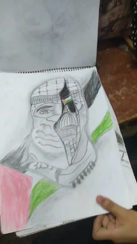 بيسان أحمد موهوبة في رسم البورتريه. بيسان أحمد موهوبة في رسم البورتريه.