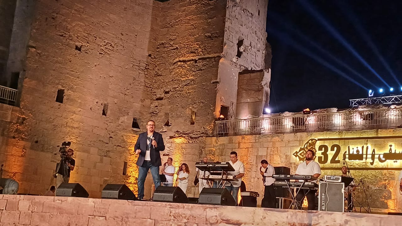 Hesham Abbas delights the audience of the Citadel with nineties songs