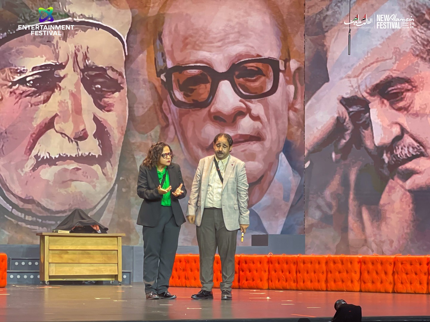 كوميديا ورقصات استعراضية بمسرحية الشهرة فى مهرجان العلمين الجديدة للمخرج خالد جلال (7)