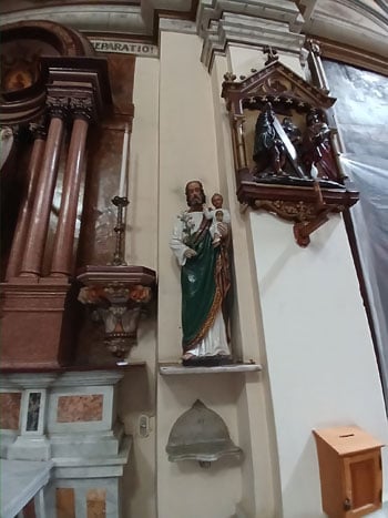 تماثيل داخل الكنيسة