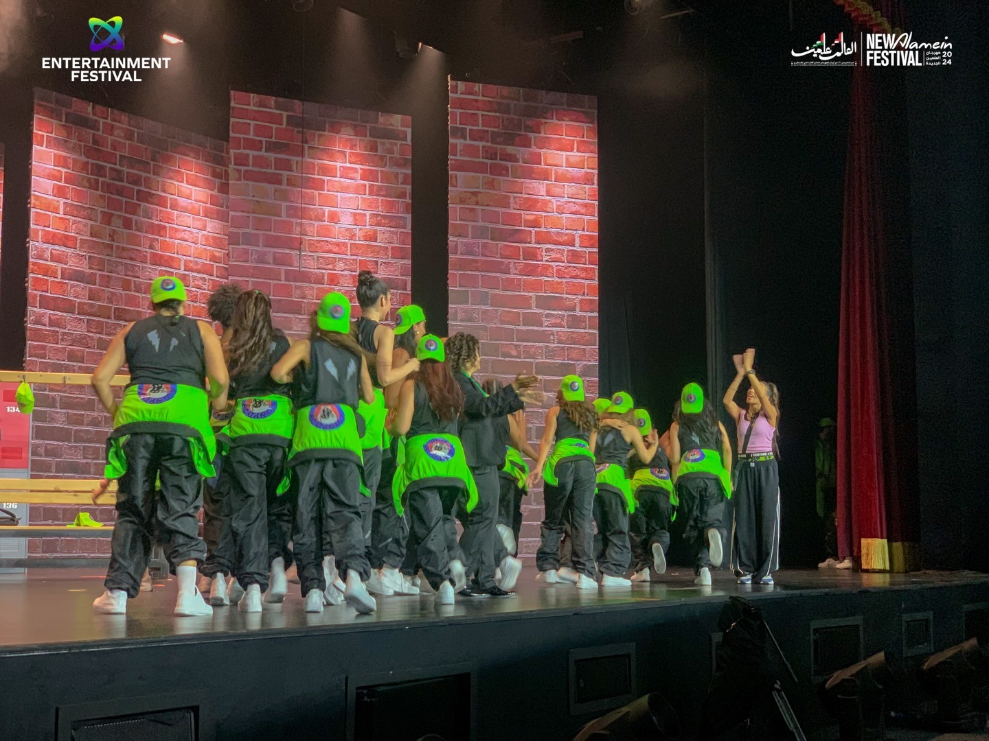 كوميديا ورقصات استعراضية بمسرحية الشهرة فى مهرجان العلمين الجديدة للمخرج خالد جلال (6)
