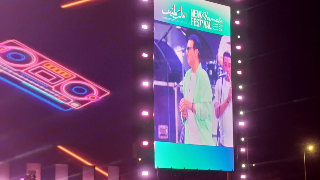 إيهاب توفيق يفتتح حفل ​​كاسيت 90 بأغنية صحارى (1)