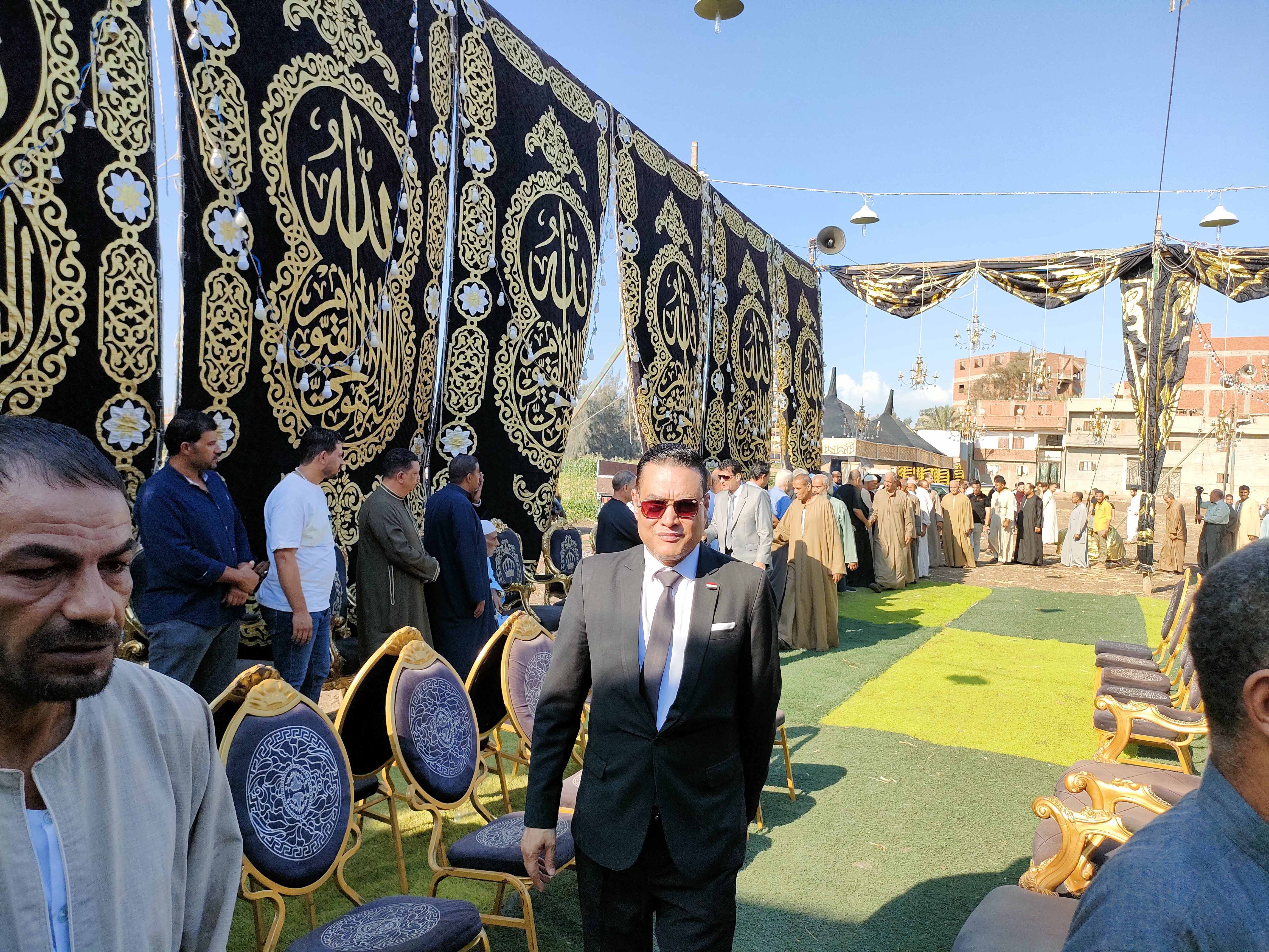أقارب المتوفى أثناء تلقي التعازي