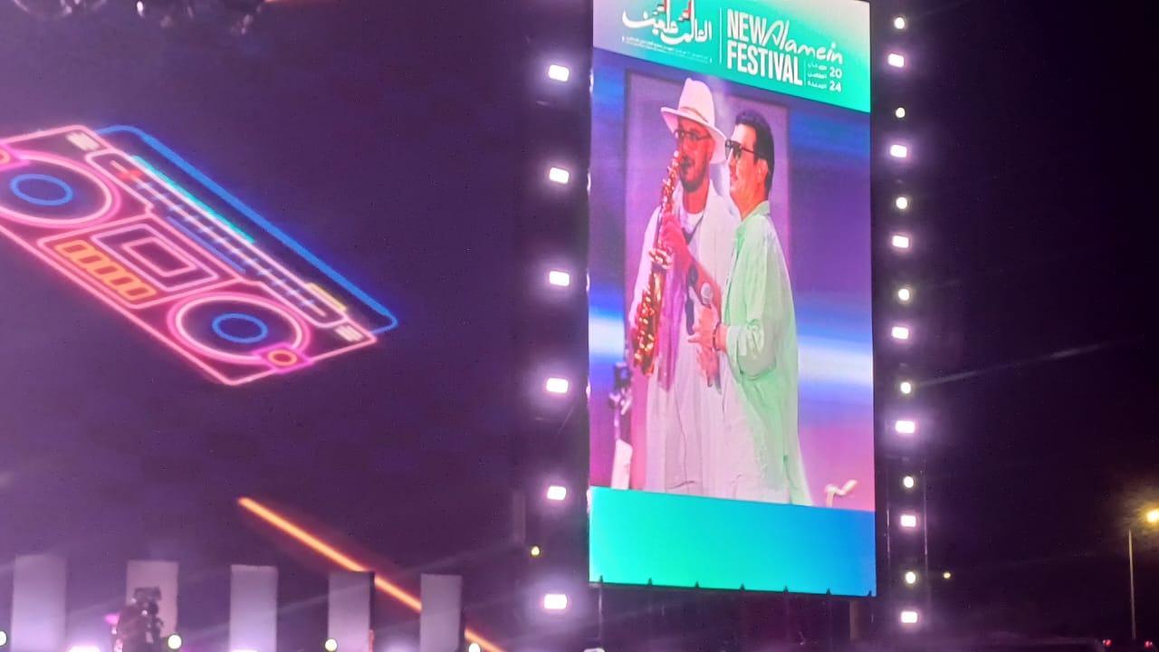 إيهاب توفيق يفتتح حفل ​​كاسيت 90 بأغنية صحارى (2)