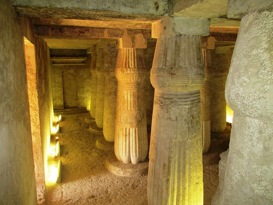 هنا تل العمارنة بالمنيا.. عاصمة مصر فى عهد إخناتون ونفرتيتى.. أطلقت منها  أول دعوة للتوحيد.. وتضم منزل زوجة الرسول ومسجد الصحابى عبادة بن الصامت..  والمحافظ: خطة لوضع المنطقة على خريطة السياحة العالمية -