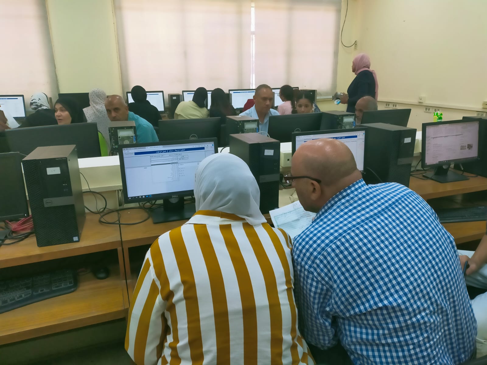 توافد طلاب المرحلة الثانية على معامل جامعة عين شمس لتسجيل رغباتهم توافد طلاب المرحلة الثانية على معامل جامعة عين شمس لتسجيل رغباتهم