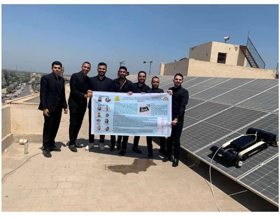 الطلاب المشاركين في مشروع التخرج الطلاب المشاركين في مشروع التخرج