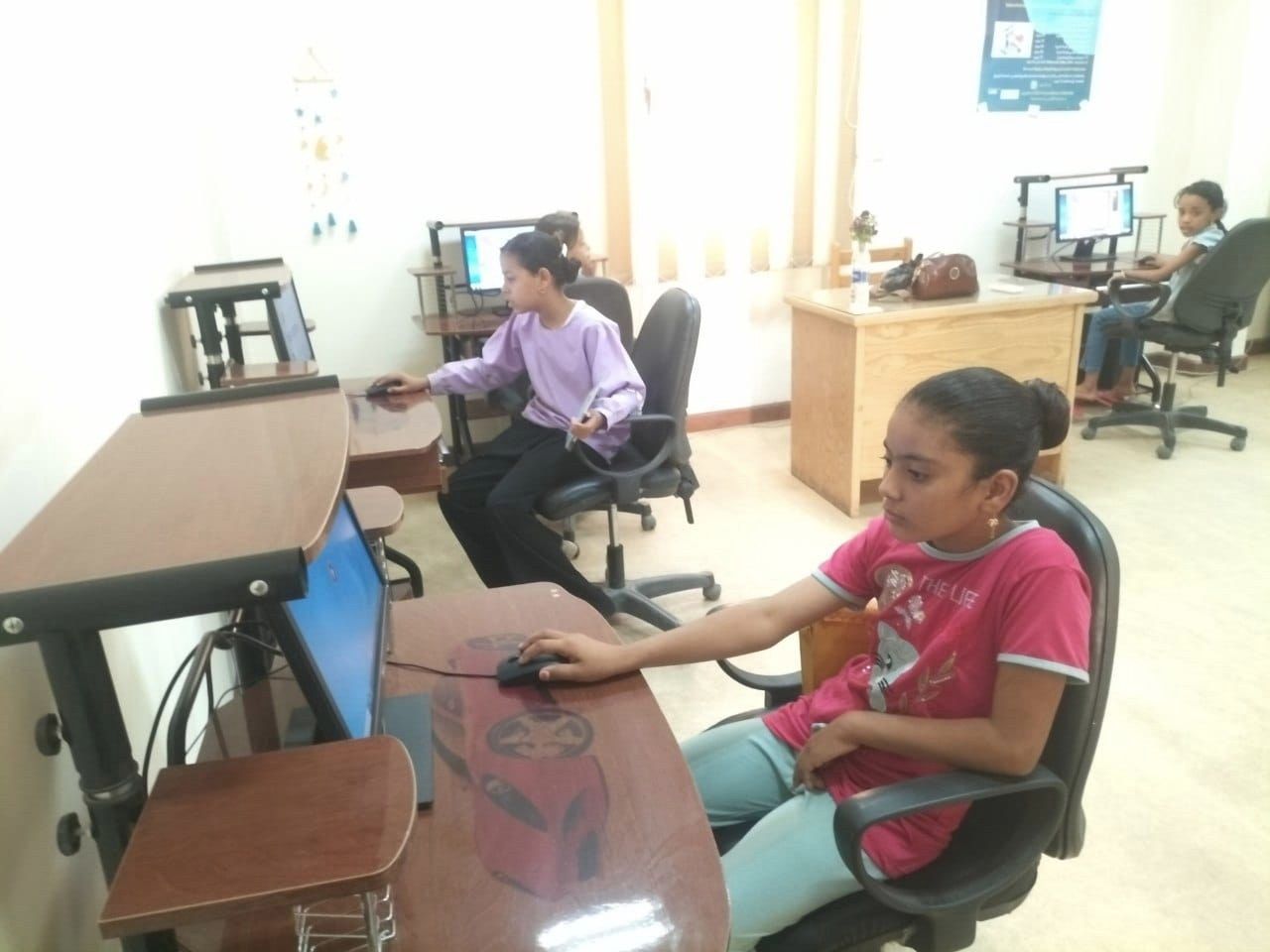 ورشة عمل تدريبية لتعريف أساسيات التعامل مع الحاسب الآلي ورشة عمل تدريبية لتعريف أساسيات التعامل مع الحاسب الآلي