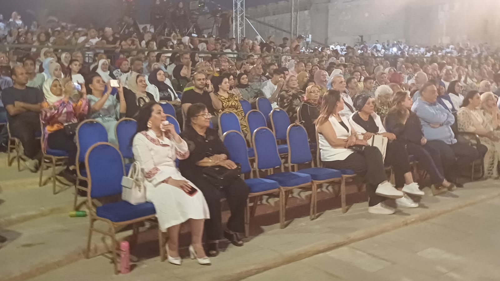 سميرة عبد العزيز تحضر حفل هاني شاكر وإيمان عبد الغني في مهرجان القلعة (2)
